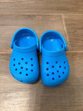 CROCS toddler Bright Blue Classic Clog, size 5 toddler